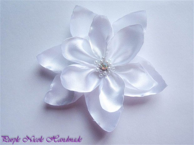 Floare par mireasa Lotus - saten alb, perle, rhinestone
