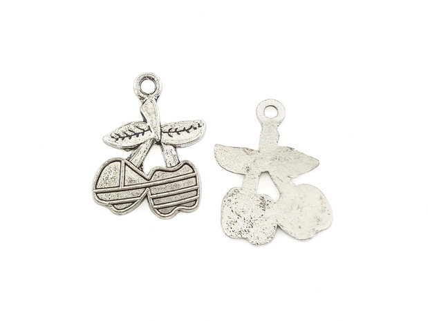 Charm cirese, finisaj argintiu antichizat, 21x15 mm (cod 9-296)