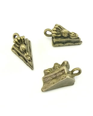 Charm felie de tort, finisaj bronz, 15x8 mm (cod 9-312)