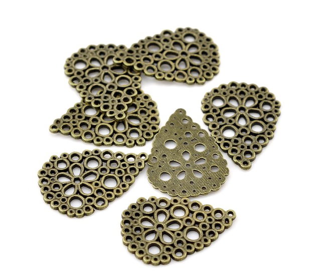 Charm / pandantiv brodat flori ,finisaj bronz 28x20mm (bz 27)