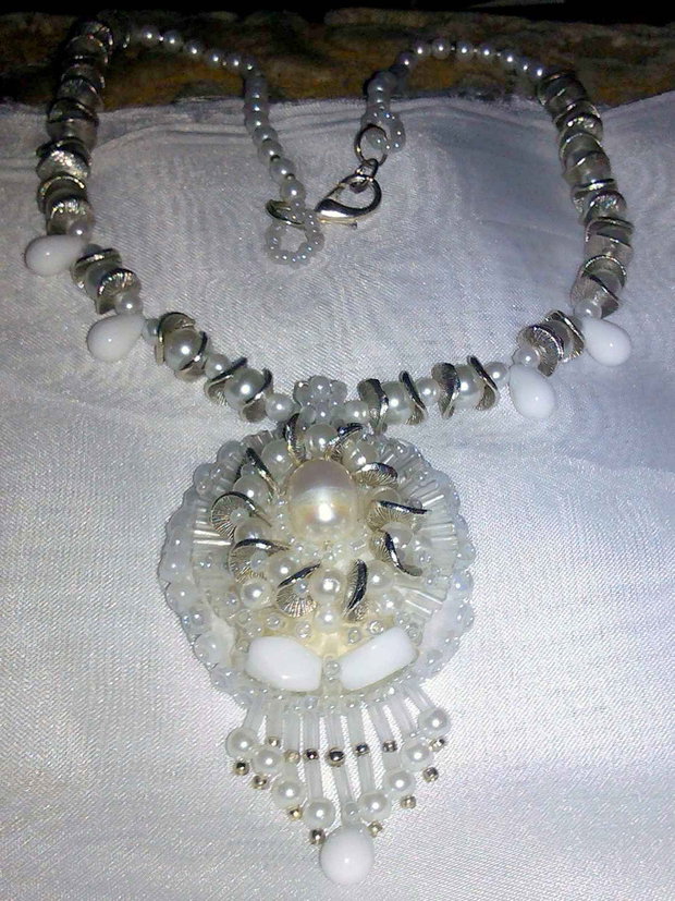 *colier cu pandantiv  inedit (agate si perle albe, portelan alb)/ tr.inclus