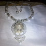*colier cu pandantiv  inedit (agate si perle albe, portelan alb)/ tr.inclus