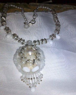*colier cu pandantiv  inedit (agate si perle albe, portelan alb)/ tr.inclus