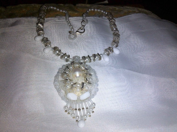 *colier cu pandantiv  inedit (agate si perle albe, portelan alb)/ tr.inclus