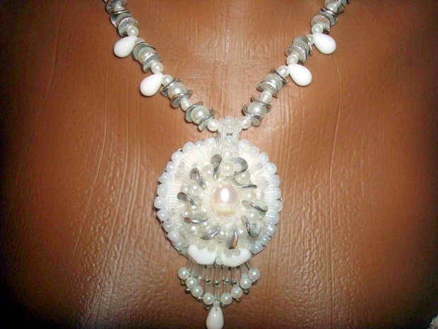 *colier cu pandantiv  inedit (agate si perle albe, portelan alb)/ tr.inclus