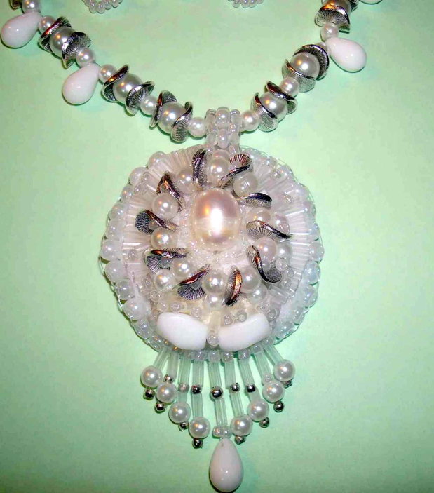 *colier cu pandantiv  inedit (agate si perle albe, portelan alb)/ tr.inclus