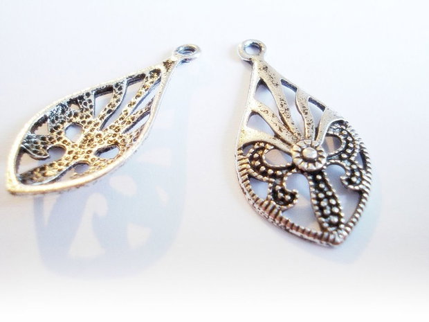 1b Charm decupat,gravat argintiu antichizat ,17x32 (spa 06)