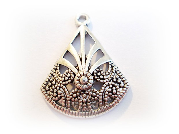 1b Charm decupat,gravat argintiu antichizat ,20x25(spa 06)