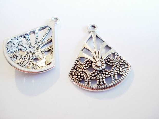 1b Charm decupat,gravat argintiu antichizat ,20x25(spa 06)