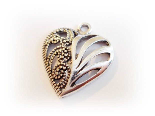 1b Charm decupat,gravat argintiu antichizat ,17x20 (spa 06)