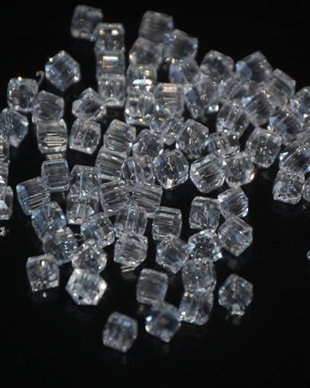 LMS411 - margele cubice albe- 4mm