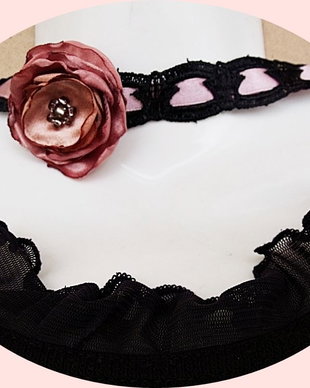 chocker cu floare roz