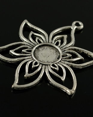 N671 Pandantiv/Suport cabochon floare argintiu, 43x47mm