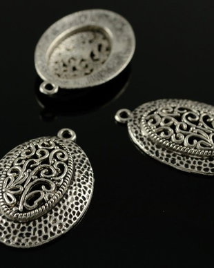 N672 Charms oval argintiu antic, 38x25mm