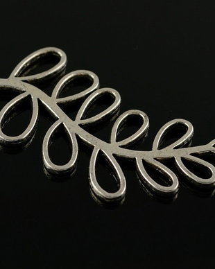 N674 Charms/conector frunza argintiu antic 25x55mm