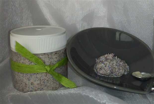 Exfoliant (scrub) pentru ten, 100% natural, vegan,  cu perle de jojoba și extract aromatic de caise