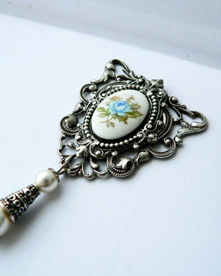 Medal with a blue rose
