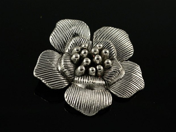 N673 Pandantiv floare argintie 39mm
