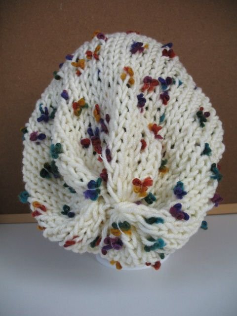 Caciula tricotata, crem cu insertii multicolore
