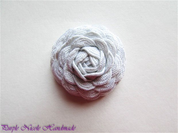 Brosa trandafir textil alb superb