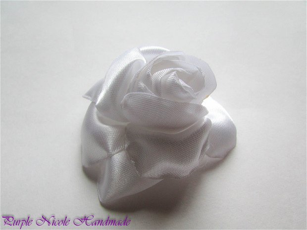 Brosa White Rose - saten alb