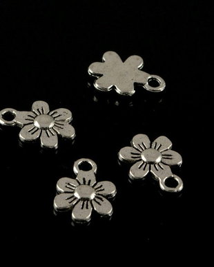 U827.3 Charms floare argintiu antic 13x9mm