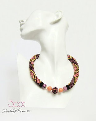 Colier cu motiv geometric