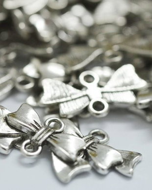 Charm fundita, argintiu antichizat