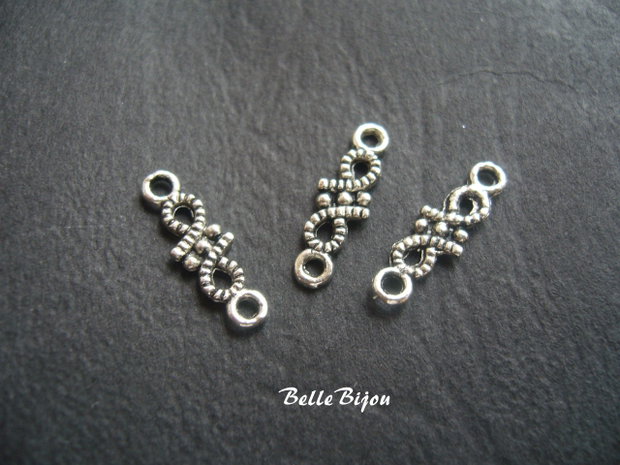 Link argintiu antichizat aprox 1x5x16 mm