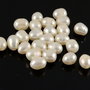 PE940 Perle de cultura albe usor neregulate aprox. 7x5mm