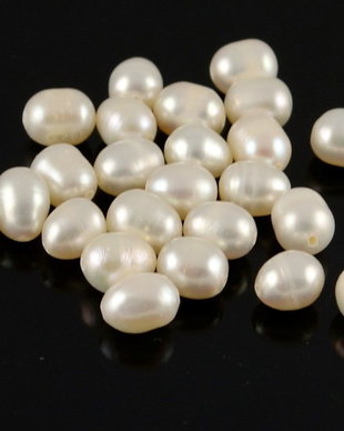 PE940 Perle de cultura albe usor neregulate aprox. 7x5mm