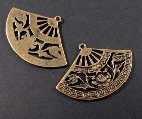 3634 - (2 buc) Charms / pandantiv metalic bronz evantai