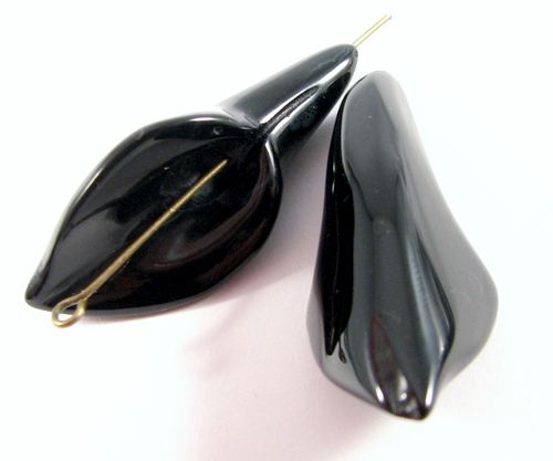 3653 - (2 buc) Onix negru lucios, flori cale, 38-40x15-17mm