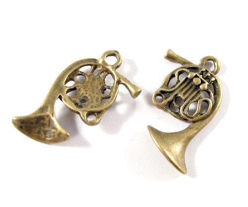 3686 - (2 buc) Charms bronz trompeta