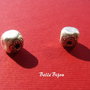 Margele stardust din argint cu floare stantata in jurul gaurii 8x7.5x7.5 mm