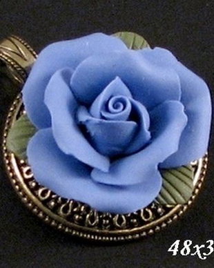 3915 - Pandantiv baza bronz si trandafir portelan bleu