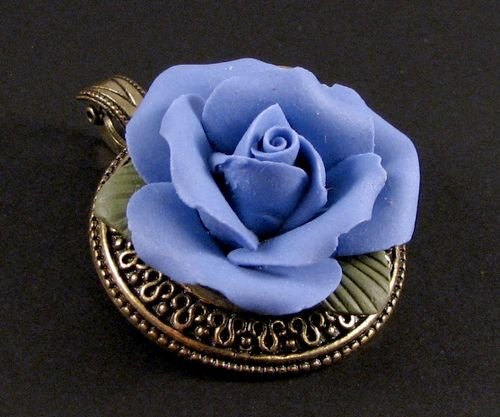 3915 - Pandantiv baza bronz si trandafir portelan bleu