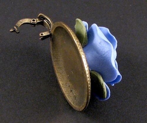 3915 - Pandantiv baza bronz si trandafir portelan bleu