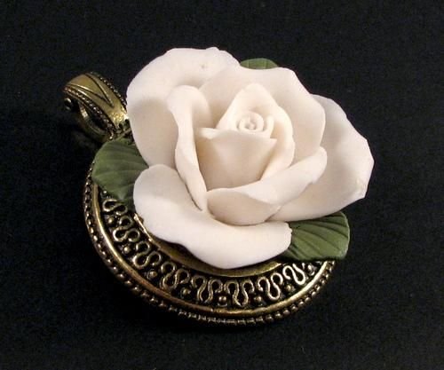 3917 - Pandantiv baza bronz si trandafir portelan alb