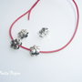 Distantier din 2 floricele cu 5 petale prinse pe un tub aprox 6x8 mm
