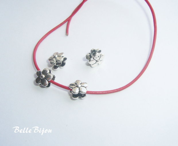 Distantier din 2 floricele cu 5 petale prinse pe un tub aprox 6x8 mm