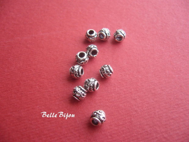 Margica mica, tub cu model floral din argint antichizat INDIA aprox 4x4.5 mm