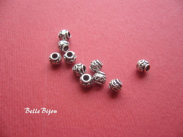 Margica mica, tub cu model floral din argint antichizat INDIA aprox 4x4.5 mm