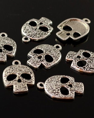 N973 Charms craniu argintiu antic 24x16mm
