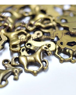 Charm calut, bronz antichizat