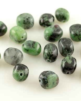 PE983 Ruby zoisite bolovanasi de aprox. 12x6mm