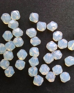 LMS444 - margele sticla albe biconice 4mm