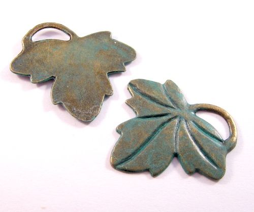 4333 - (1b) Charms / minipandantiv frunza bronz verdigris