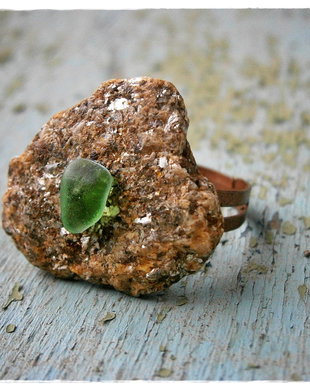 Inel din roca ce contine mica si sea glass