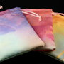 Saculet din material satinat colorat 12.5x9cm